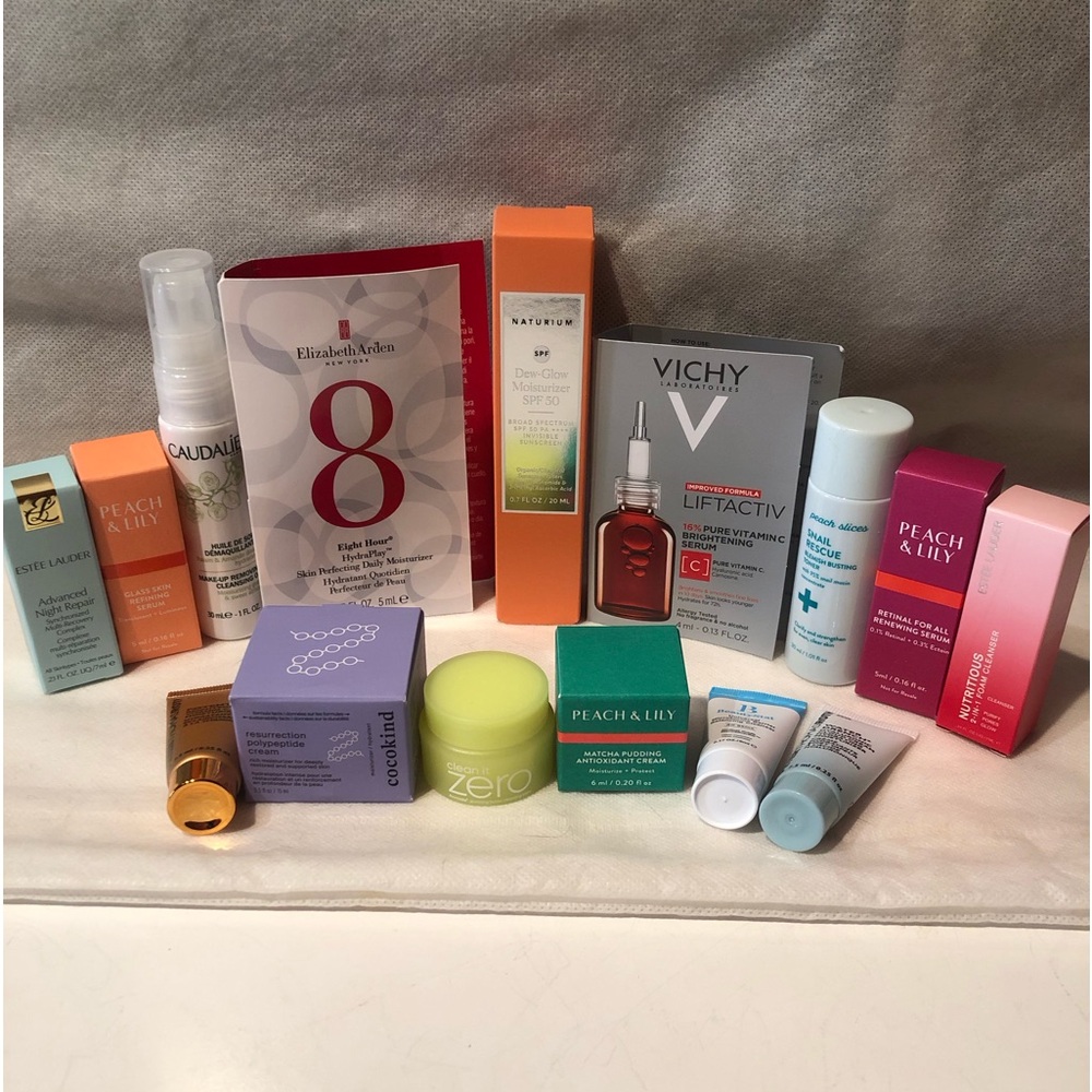 NWT in box 15 piece Luxury Skincare sampler .
Estée Lauder, Peach & Lily, PTR +